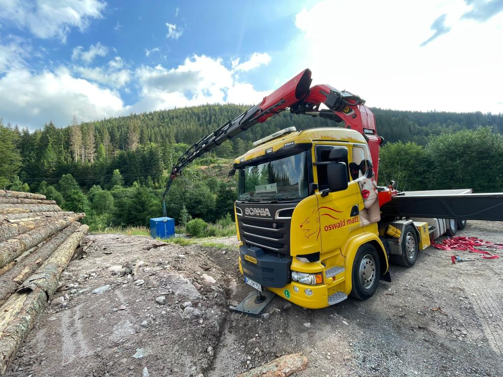 Container hängt an Kran